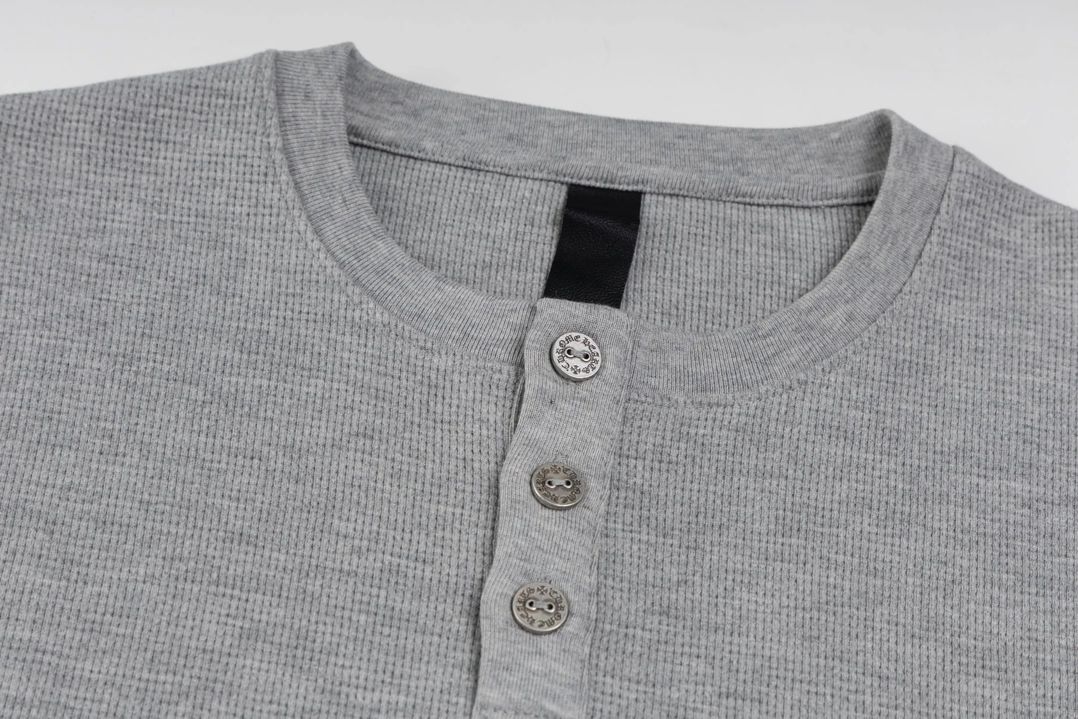 🅿️420 [Exclusive supply] CH Kroxin Sanskrit embroidered waffle sweatshirt (grey) The fabric is made of 350g cotton waffle double-layer material before washing. The embroidery is made of Tajima embroidery machine imported from Japan. The silver buckle is made of antique bronze and real silver. The materials used have reached the market's 300+ quality. The collar leather label is still made of genuine imported lambskin. We have put a lot of effort into fabrics, hardware and craftsmanship, and the top quality and industry benchmarks in the market are only owned by a few people. Size:S/M/L